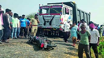 घटनास्थळी जमलेली गर्दी व पोलिस कर्मचारी.