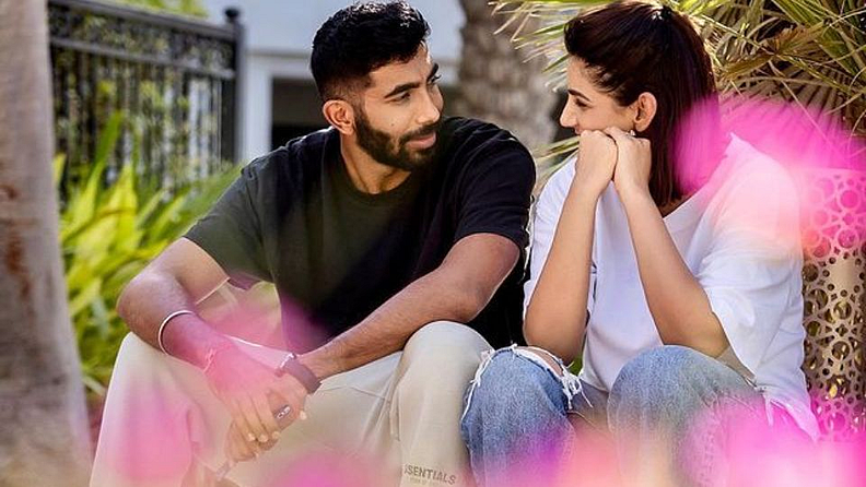 व्हिडिओमध्ये बुमराह फोटोग्राफर म्हणून पोज देताना आणि संजनाचे फोटो क्लिक करताना दिसत आहे.