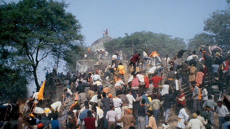 अयोध्येत पाचशे वर्षांपूर्वी मुघल सम्राट बाबराचा सेनापती मीर बाँकी याने बांधलेली बाबरी मशीद हिंदुत्ववाद्यांनी बरोबर २८ वर्षांपूर्वी धार्मिक उन्मादात जमीनदोस्त केली. सहा डिसेंबर १९९२ रोजी राष्ट्रीय स्वयंसेवक संघाच्या कृपाछायाछत्राखालील विश्व हिंदू परिषद तसेच अन्य काही संघटना आणि भारतीय जनता पक्ष यांनी हे पतन घडवले, असे प्रथमदर्शनी सर्वांचेच मत आहे.