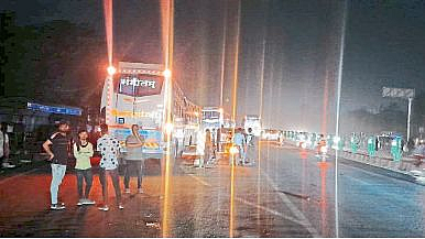 Jalgaon Unauthorized stops of private bus on highway