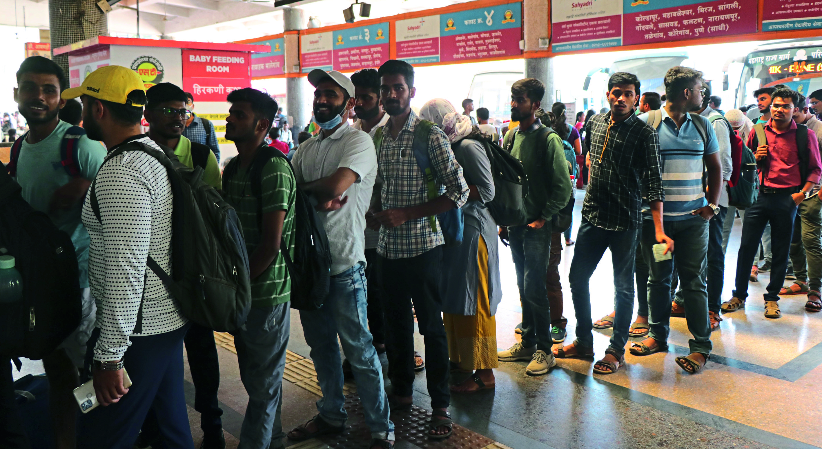 तिकीट काढण्यासाठी लांबच्या लांब रांगा लागल्या होत्या.