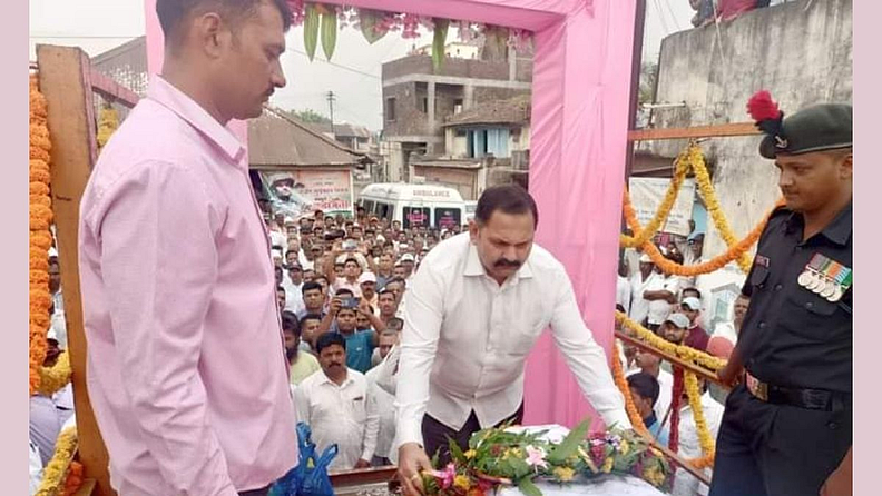 अशातच काल (मंगळवारी) पहाटे त्यांचे निधन झाले. हे वृत्त समजताच अपशिंगे (मिलिटरी) गावावर शोककळा पसरली होती.