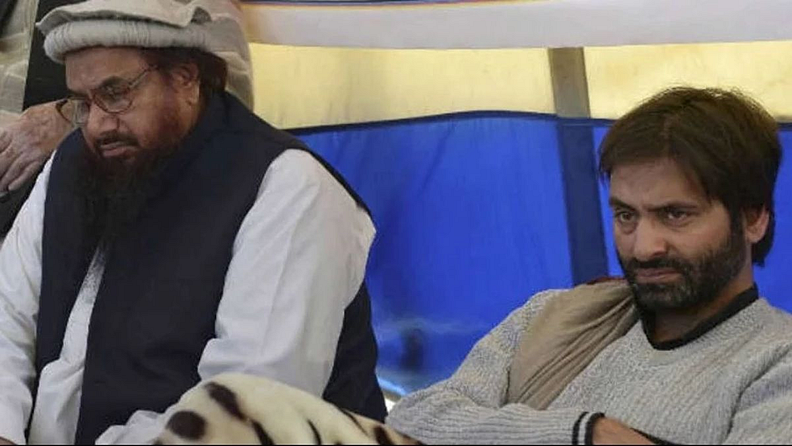 काश्मीरमध्ये हिंसक घटना वाढल्या : 1987 मध्ये मुस्लिम युनायटेड फ्रंट (MUF) काँग्रेस आणि नॅशनल कॉन्फरन्सकडून निवडणुकीत पराभूत झाला. यानंतर संपूर्ण काश्मीरमध्ये हिंसक घटना वाढल्या. यासीन मलिकनं काश्मीरमध्ये फुटीरतावादी आणि दहशतवादाला प्रोत्साहन दिल्याचं म्हटलं जातं. 1988 मध्ये यासिन मलिक जम्मू काश्मीर लिबरेशन फ्रंट (JKLF) मध्ये सामील झाला. तो एरिया कमांडर होता. याद्वारे यासिन मलिकनं काश्मिरी तरुणांना देशाविरुद्ध भडकावण्यास सुरुवात केली.