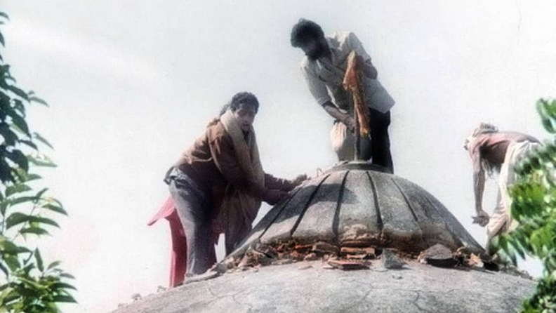 ‘बाबरीपतना’नंतर मुंबईत डिसेंबर १९९२ आणि जानेवारी १९९३मध्ये दोन भयावह दंगली झाल्या. त्याचीच परिणती मुंबईत १२ मार्च १९९३ रोजी घडवून आणलेल्या बॉम्बस्फोटात झाली. आता हा सारा इतिहास असला तरी त्यानंतरही मग बाबरी मशीद नेमकी पाडली तरी कोणी, हा प्रश्न अनुत्तरितच राहिलाय.