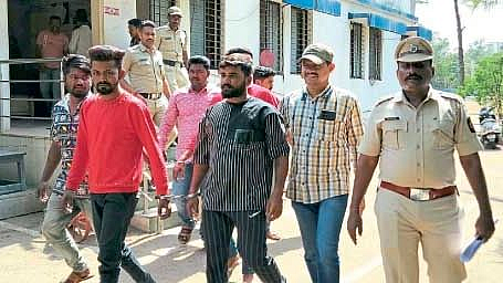 खंडणी मागितल्याप्रकरणी सहा जणांना गावभाग पोलिसांनी न्यायालयात हजर केले.