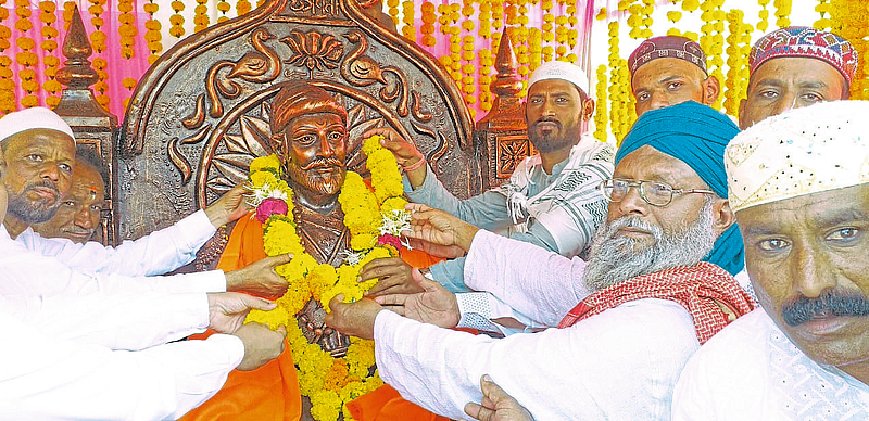 इंदापुरात सामूहिक नमाज अदा