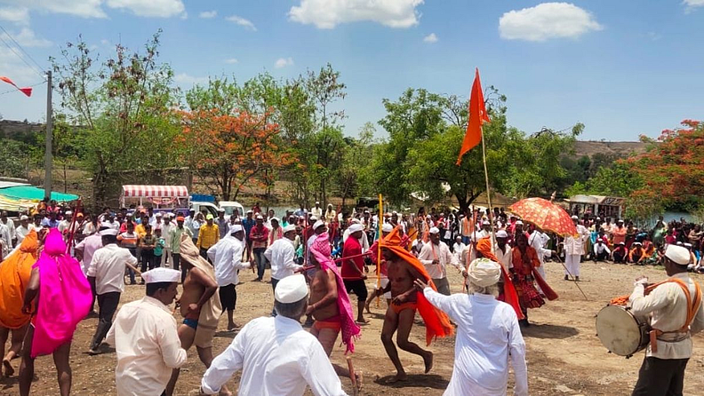 या यात्रेचा एक भाग म्हणून चोरांचा खेळ ही अनोखी परंपरा भाविकांनी आज जोपासली. दुपारी बाराच्या सुमारास गावाबाहेरील शिवारात देवीची उपासना करून मानाच्या सात चोरांनी गावाकडं कूच केली. परंतु, या चोरांना गावात शिरून न देण्यासाठी गावकरीही लाठ्या-काठ्यांसह सरसावले.