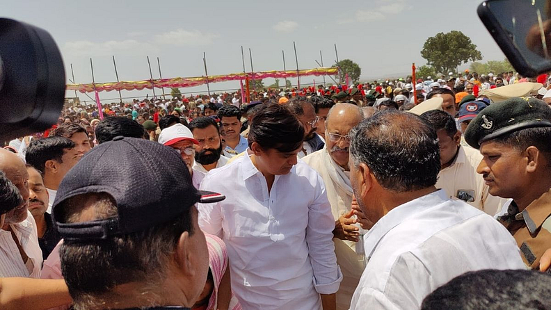 यावेळी पालकमंत्री बाळासाहेब पाटील (Balasaheb Patil), खासदार श्रनिवास पाटील (Shrinivas Patil), आमदार महेश शिंदे, जिल्हा बँकेचे संचालक प्रदीप विधाते, काँग्रेस जिल्हाध्यक्ष डॉ. सुरेश जाधव तहसीलदार किरण जमदाडे यांच्यासह मान्यवरांनी पुष्पचक्र अर्पण करून अभिवादन केले.