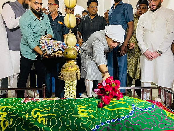 काल महाराष्ट्रातील औरंगाबाद येथील सभेत त्यांनी राज ठाकरे यांना अप्रत्यक्षपणे कुत्रा म्हणत टीका केली आहे.