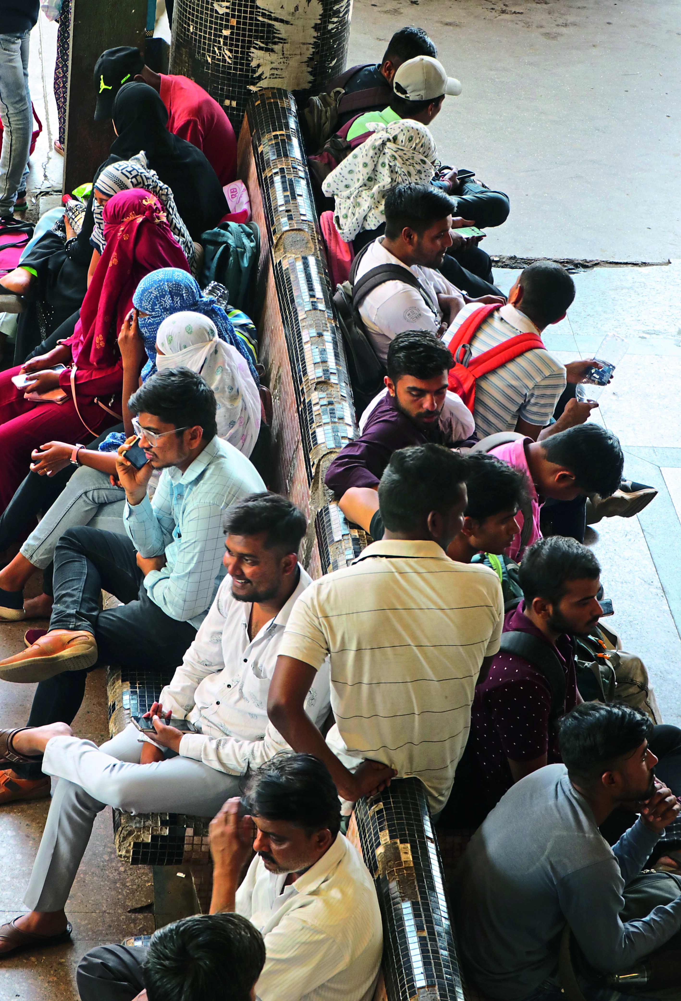 शनिवारी नवीन बसस्थानकावर झालेली प्रवाशांची गर्दी.