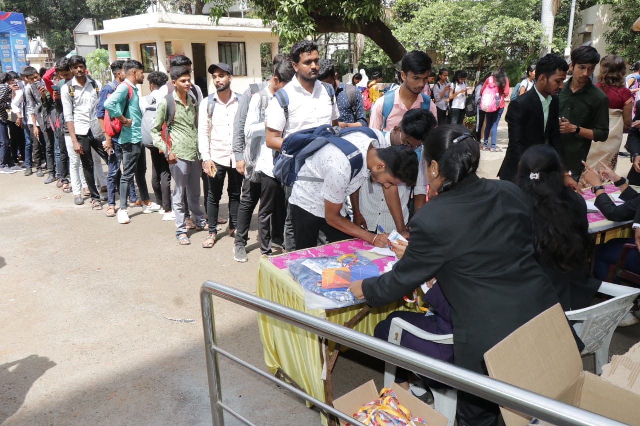 सकाळ यिन समर यूथ समीट 2022ची नोंदणी करताना विद्यार्थी
