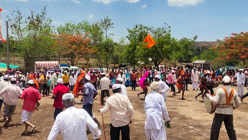यावेळी सरपंच शांताबाई जाधव, उपसरपंच शांताबाई आवळे, यात्रा कमिटी अध्यक्ष दयानंद जाधव, माजी सरपंच लक्ष्मण जाधव, संजय जाधव, पोलीस पाटील महेशराजे शिंदे, सोसायटीचे संचालक ब्रह्मदेव जाधव, ग्रामपंचायत सदस्य, ग्रामस्थ व भाविक उपस्थित होते.