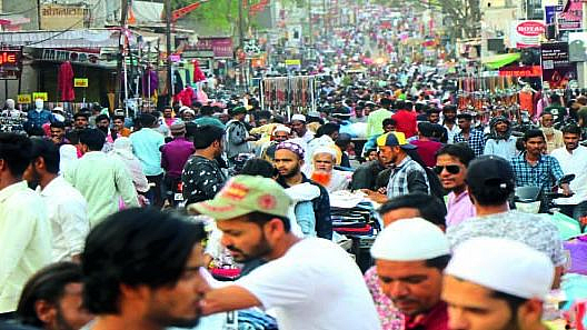 बाजारपेठेत खरेदीसाठी मोठी गर्दी झाली होती.
