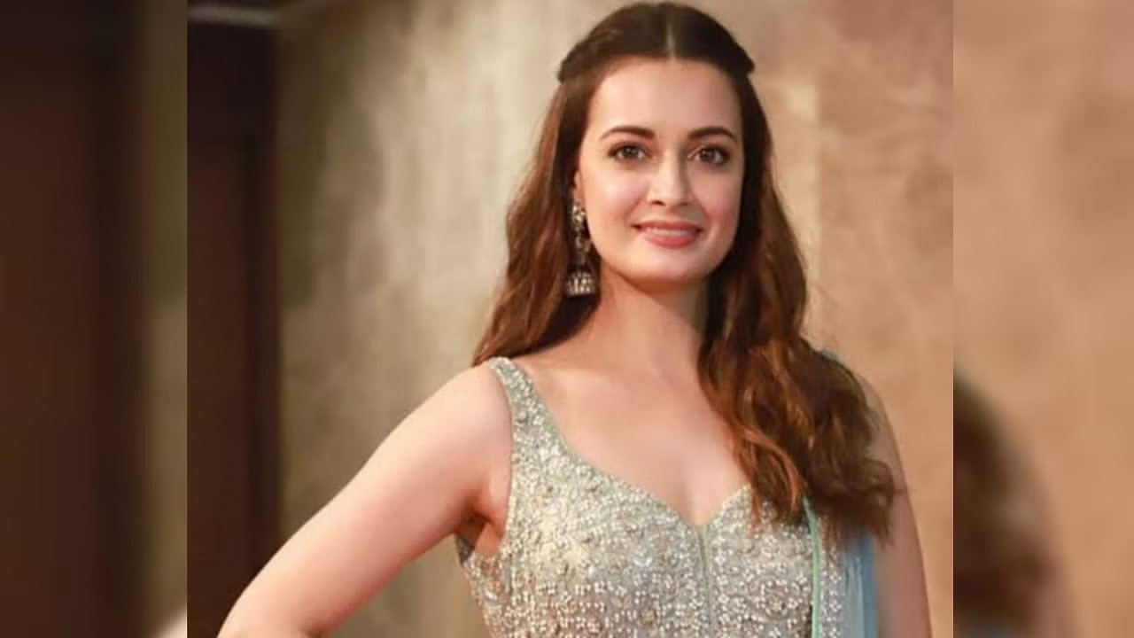 दिया मिर्झा - गेल्या वर्षी वैभव रेखी सोबत दियानं लग्न केलं होतं. त्या लग्नावरुन तिला नेटकऱ्यांच्या विरोझाला सामोरं जावं लागलं होतं. दियानं त्या लग्नामध्ये कन्यादान आणि पाठवणी या विधींना फाटा दिला होता. त्यावरुन तिच्यावर टीका झाली होती. तिनं त्याविरोधात नेटकऱ्यांना उत्तर दिलं होतं.