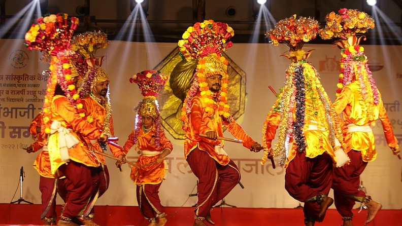 महाराष्ट्राच्या लावणीचा ठसका भारी ठरला. पंजाबच्या भांगड्याने उपस्थितांना डोलायला भाग पाडले. त्याच बरोबर पोवाड्याने सभागृहात रोमांच उभे केले. (फोटो : बी. डी. चेचर)