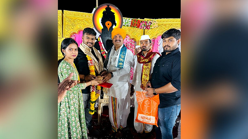 'माऊली अनाथाश्रम निराधार सेवा ट्रस्ट' राजेंद्र पोकळे स्मरणार्थ मुलगा आकाश मुलगी अपूर्वा कड व जावई यश कड यांनी संस्थेस ५३ हजार रुपयांची आर्थिक मदत केली.