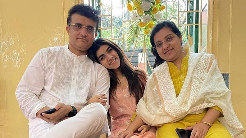 मी नवीन घर विकत घेतल्याने मला खूप आनंद होत आहे. मला वाटते की शहराच्या मध्यभागी राहणे आरामदायक आहे परंतु सर्वात कठीण गोष्ट म्हणजे मी 48 वर्षांपासून राहत असलेले घर सोडणे - गांगुली म्हणाला.