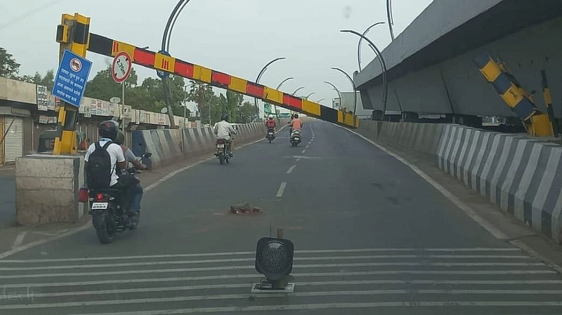 bearing repair of Hadapsar flyover broken barriers of bridge Saswad Road pune