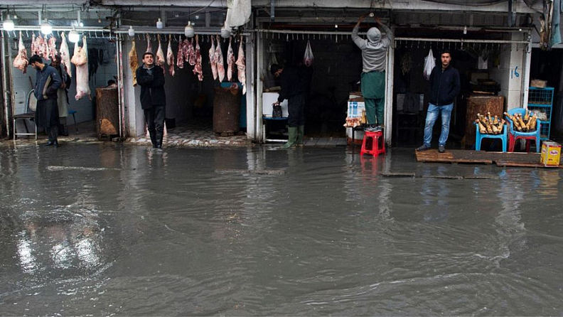 पाऊस आणि पुरामुळं एक तृतीयांश भाग पाण्याखाली गेला असून सरकार मदतीसाठी आंतरराष्ट्रीय पातळीवर चर्चा करत आहे.