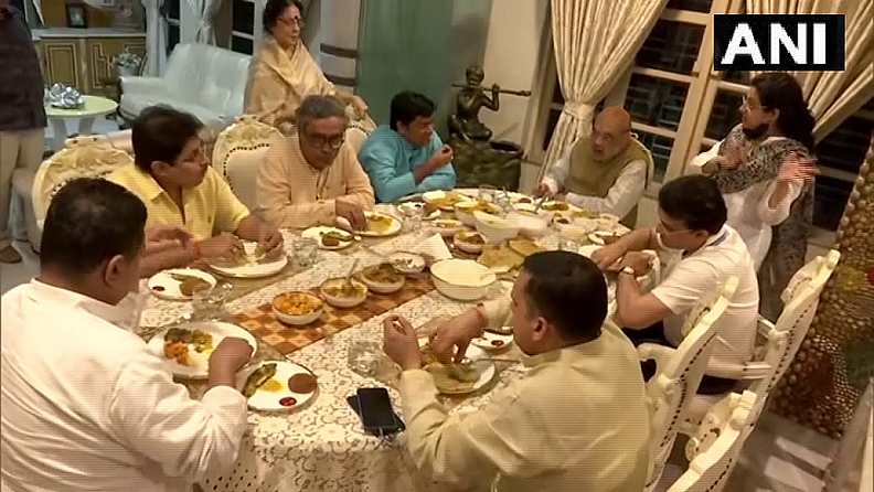 भोजनाचा आस्वाद घेताना गृहमंत्री अमित शहा