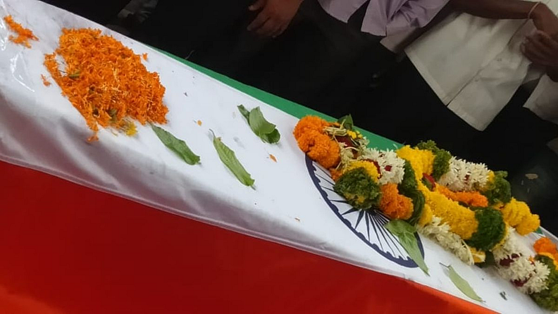 जवान निकम हे गुजरातमधील जामनगर (Gujarat Jamnagar) इथं कर्तव्य बजावत होते. गेल्या काही दिवसांपासून त्यांची प्रकृती ठीक नव्हती. त्यामुळं त्यांच्यावर मुंबईतील खासगी रुग्णालयात (Mumbai Private Hospital) उपचार सुरु होते.