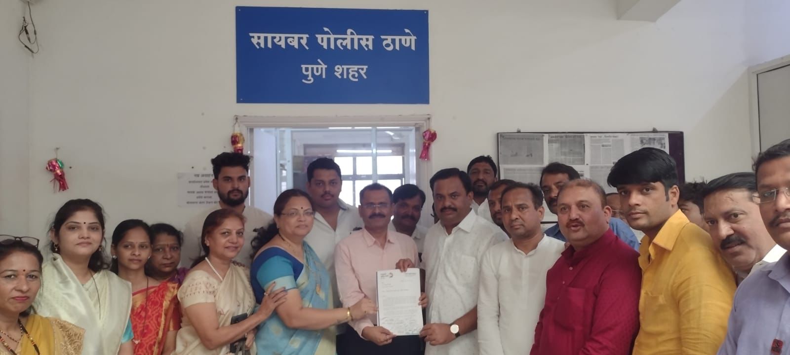 पुण्यात राष्ट्रवादीच्या पदाधिकाऱ्यांनी सायबर सेलकडे तक्रार दिली आहे.