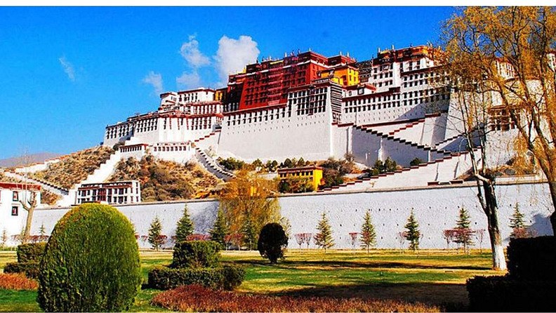 ३. पोटाला पॅलेस
पोटाला पॅलेस बौद्ध धर्मातील सर्वात पवित्र स्थळांपैकी एक मानला जातो. असे मानले जाते की हे दलाई लामा यांचे पूर्वीचे घर होते.कारण चीनने तिबेटवर आक्रमण केले तेव्हा दलाई लामा येथेच राहिले होते. परंतु चीनने या जागेवर पैसे गुंतवले आणि त्याचे संग्रहालयात रूपांतर केले, ज्यामुळे बौद्ध अनुयायी नाराज झाले असून त्यांचे पवित्र तीर्थक्षेत्र आता पर्यटन स्थळ बनले आहे.