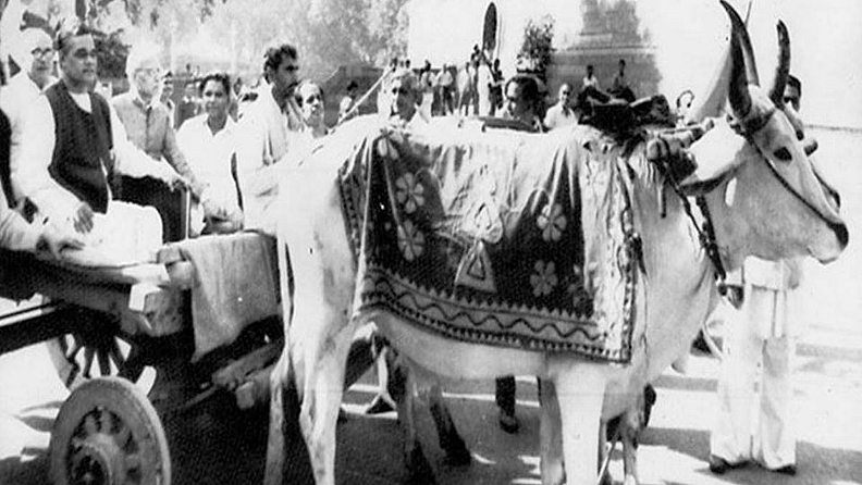 भाजपा तरी अटलजींचा राहिला आहे का? : "पेट्रोल ७ पैश्यांनी वाढलं म्हणून अटल बिहारी वाजपेयी संसदेत बैलगाडीवर आले होते. शिवसेना जर बाळासाहेबांची राहिली नसेल, तर भाजपा तरी वाजपेयींची राहिली आहे का?"