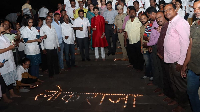 लोकराजा राजर्षी शाहू महाराज यांच्या स्मृती शताब्दी निमित्त आयोजित केलेल्या कृतज्ञता पर्वामध्ये शाहू स्मृती शताब्दीच्या पूर्वसंध्येला आज दसरा चौक ते शाहू समाधी स्थळ या मार्गावर कॅन्डल मार्च काढून समतेचा संदेश देणाऱ्या शाहू महाराजांच्या स्मृतींना अभिवादन करण्यात आले.