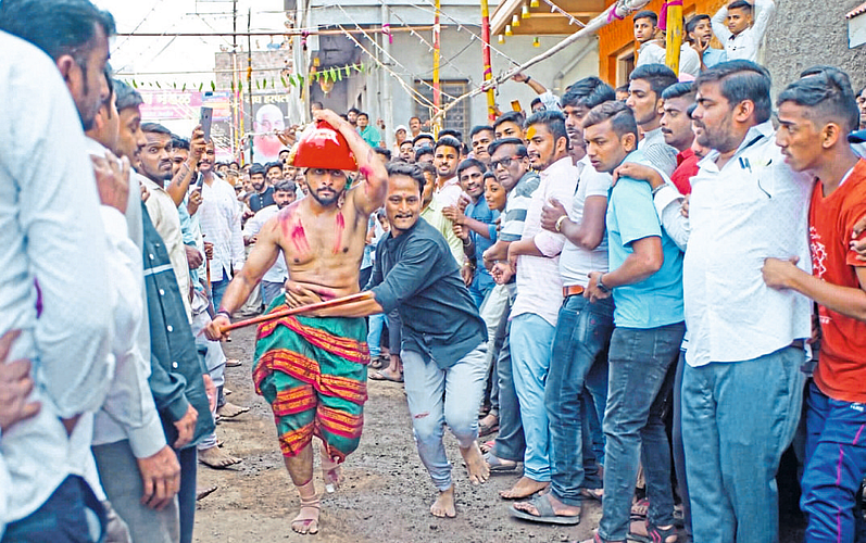 मुकुट खेळ पाहण्यास गर्दी