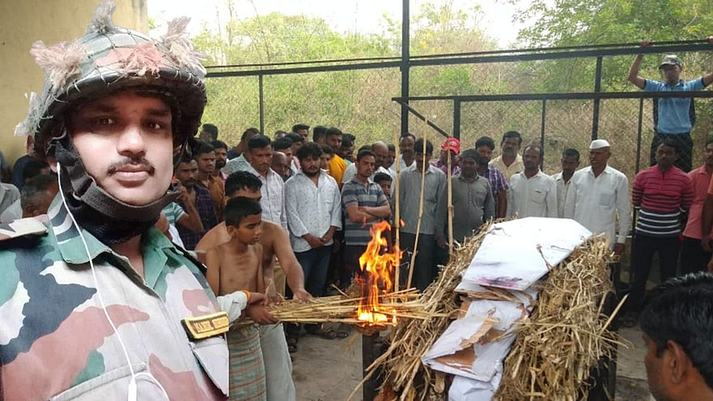 नागठाणे (सातारा) : कर्तव्य बजावताना निधन पावलेले जवान सुधीर सूर्यकांत निकम (Jawan Sudhir Suryakant Nikam) यांच्या पार्थिवावर आज सकाळी अपशिंगे (मिलिटरी, ता. सातारा) येथे शासकीय इतमामात अंत्यसंस्कार करण्यात आले.
