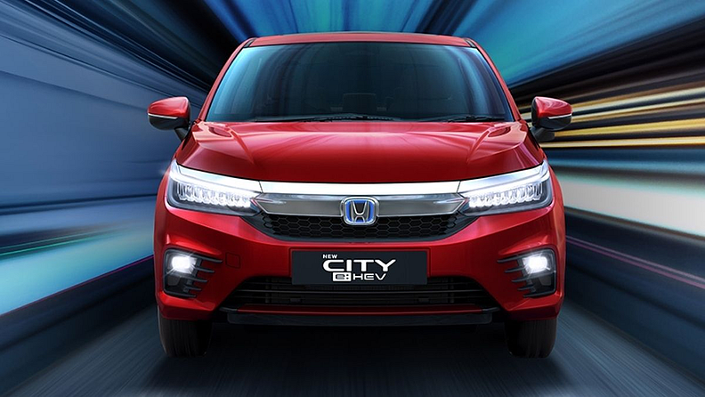 Honda City e : HEV कारमध्ये १.५ लीटर एटकिंसन-सायकल DOHC i-VTEC पेट्रोल इंजिन असून याला दोन इलेक्ट्रिक मोटार आहेत. यापैकी एक इलेक्ट्रिक जनरेटरसाठी तर दुसरं Propusor म्हणून काम करतं. याला तीन ड्रायव्हिंग मोड आहेत, यामध्ये EV, हायब्रिड आणि इंजिन ड्राईव्हचा समावेश आहे. (Twitter : @HondaCarIndia)