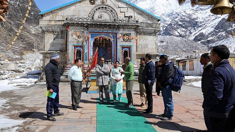 चारधाम यात्रेदरम्यान केदारनाथ (Kedarnath Dham) आणि बद्रीनाथ (Badrinath Dham) धाममध्ये भाविकांची सर्वाधिक गर्दी पाहायला मिळत आहे. बद्रीनाथ धाममध्ये आतापर्यंत 4 लाख 28 हजार भाविक दर्शनासाठी पोहोचले आहेत.