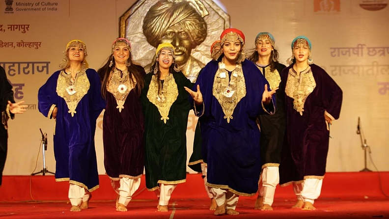 त्यानंतर महाराष्ट्रातील धनगरी गजनृत्याच्या ठेका चांगलाच घुमला. मध्य प्रदेशातील गुदुम बाजा, तर हरियाणामधील झुमर नृत्याने कार्यक्रमाची रंगत वाढवली.