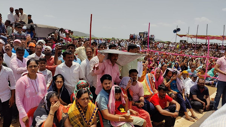२६ जवानांचे परतापूरच्या संक्रमण शिबिरातून उपसेक्टर हनिफच्या फॉरवर्डकडे जात असताना लष्कराचे (Indian Army) वाहन रस्त्यावरून घसरून श्योक नदीत शुक्रवारी (ता. २७) सकाळी ९ वाजताच्या सुमारास पडले.