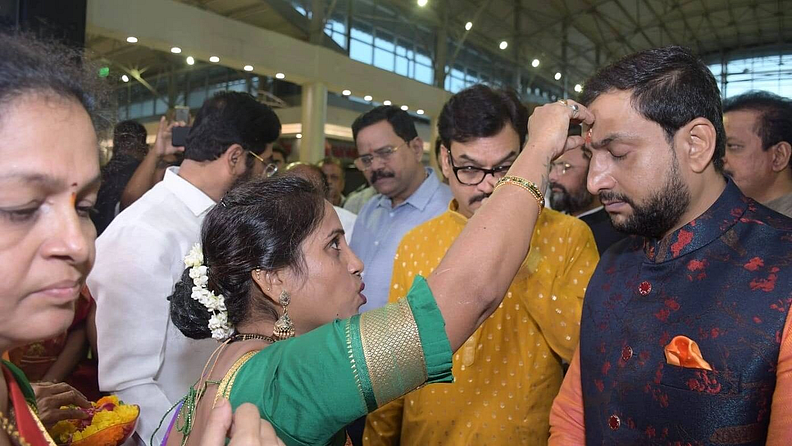 आमदार एकनाथ शिंदे, खासदार राजन विचारे, खासदार डॉ.श्रीकांत शिंदे, आमदार रवींद्र फाटक, ठाण्याचे माजी महापौर नरेश म्हस्के, माजी नगरसेवक राम रेपाळे, ठाणे शहर महिला आघाडी प्रमुख मीनाक्षी शिंदे आणि चित्रपटाची संपूर्ण टीम यावेळी उपस्थित होती.