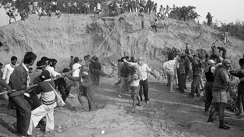 लालकृष्ण अडवाणी, मुरलीमनोहर जोशी, कल्याणसिंह, उमा भारती या भाजपच्या ज्येष्ठ नेत्यांबरोबरच ‘विहिंप’चे अशोक सिंघल, गिरीराज किशोर, साध्वी ऋतंबरा आदी नेत्यांच्या डोळ्यांदेखत हे कृत्य घडले. त्यानंतर तातडीने हे नेते तसेच लाखो ‘कारसेवक’ यांच्यावर दाखल केलेल्या खटल्याचा निकाल १० हजार १६१ दिवसांनी जाहीर झाला. त्यातून पुढे या खटल्यातील ३२ प्रमुख आरोपींची निर्दोष मुक्तता खास सीबीआय न्यायालयाच्या न्यायाधीशांनी केली निकाल जाहीर होताच, अडवाणी यांनी ‘जय श्रीराम!’ असा जयघोष केला.