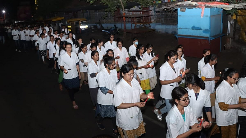 या कॅन्डल मार्चमध्ये मंत्री सतेज पाटील यांच्यासह जिल्हा प्रशासन, पोलिस प्रशासन अधिकारी, महिला व विद्यार्थ्यांनी मोठा सहभाग घेतला होता.