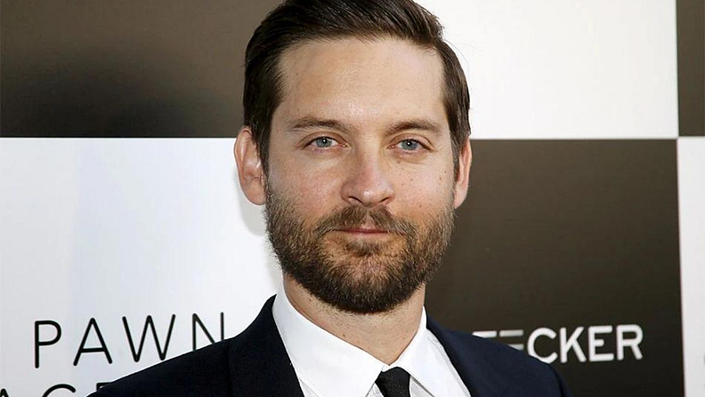 टोबी मॅग्वायर(Tobey Maguire)
स्पायडरमॅन अभिनेता टोबी मॅग्वायर याचे वडील बॅंकचोर होते. १९९३ मध्ये टोबीच्या वडीलांनी होमटाऊन रेसेडामध्ये एका बॅंकेत चोरी केली होती,आणि ते जेलमध्येही गेले होते.