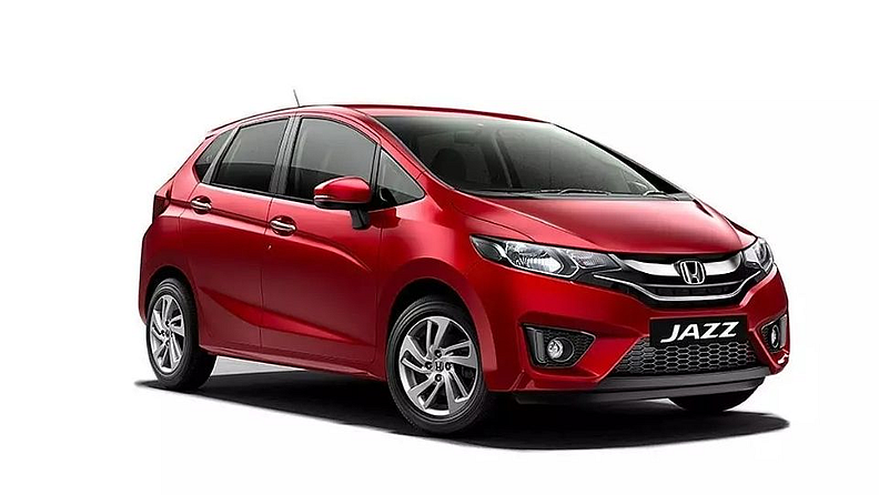 1. होंडा जाझ (Honda Jazz)- होंडा जाझवर 33,158 रुपयांची सर्वाधिक सूट उपलब्ध आहे. यामध्ये 10,000 रुपयांपर्यंत रोख सूट किंवा 12,158 रुपयांपर्यंतच्या FOC अॅक्सेसरीजचा समावेश आहे. याशिवाय, कार एक्सचेंजवर 5,000 रुपयांची सूट, 7,000 रुपयांचा कार एक्सचेंज बोनस आणि 5,000 रुपयांचा लॉयल्टी बोनस आहे. याशिवाय कंपनी 4,000 रुपयांची कॉर्पोरेट सूटही देत आहे.