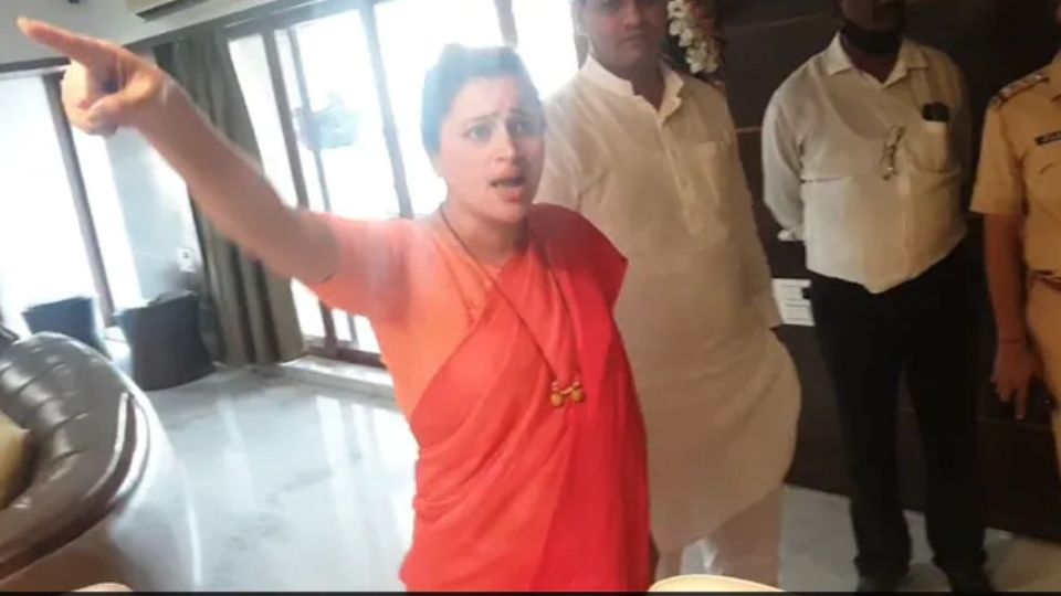 खासदार नवनीत राणा आणि त्यांचे पती आमदार रवी राणा यांना मुख्यमंत्री उद्धव ठाकरे यांच्या मातोश्री या निवासस्थानाबाहेर हनुमान चालिसा पठण करण्याच्या इशाऱ्यामुळे तुरुंगात जावं लागलं. अखेर आज त्यांची जामिनावर सुटका झाली. पण त्यांना काही अटी पाळाव्या लागणार आहेत. अन्यथा त्यांचा जामीन रद्द होऊ शकतो. कोणत्या आहेत त्या अटी? जाणून घ्या...
