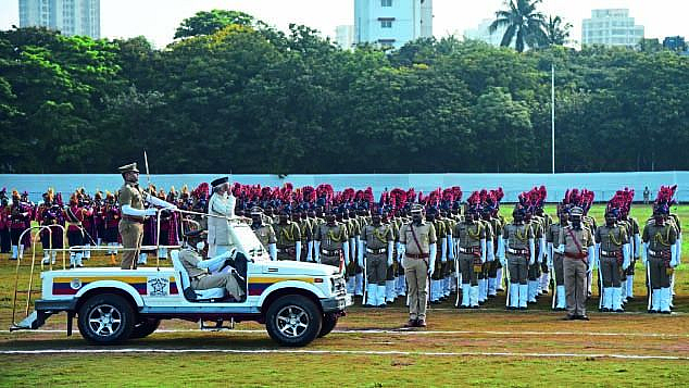 महाराष्ट्र राज्य स्थापनेच्या वर्धापन दिनानिमित्त छत्रपती शिवाजी महाराज मैदानात झालेल्या समारंभात भगतसिंह कोश्यारी यांना मानवंदना देण्यात आली.