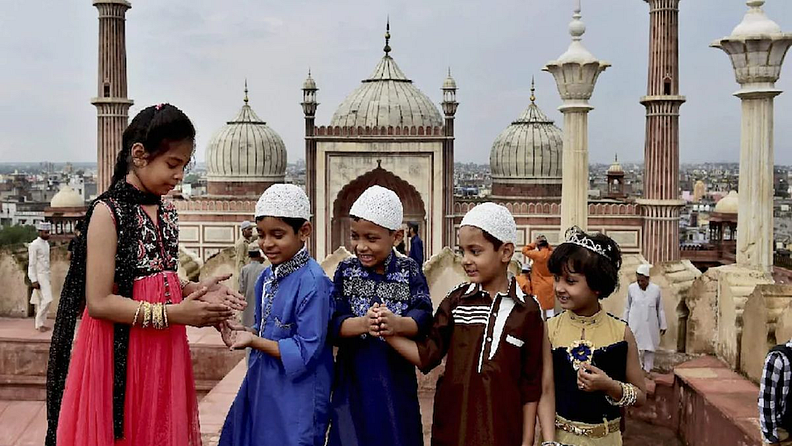 दिल्ली : ईदच्या निमित्तानं आज सकाळी जामा मशिदीमध्ये (Jama Masjid Delhi) मुस्लिम बांधवांनी (Muslim) नमाज अदा केली आणि अल्लाहकडं शांती-समृद्धीसाठी प्रार्थना केली.
