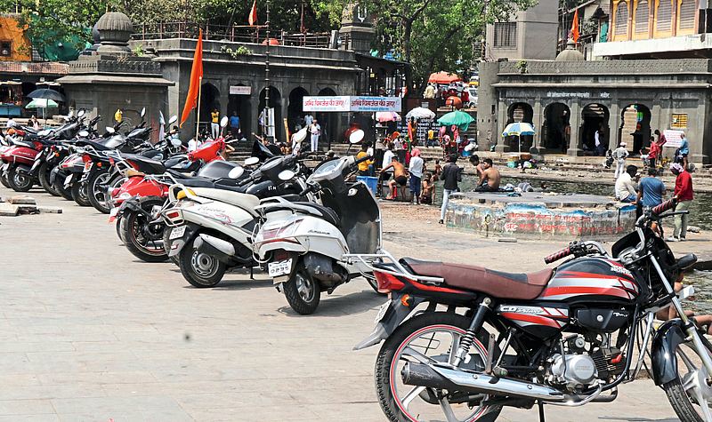 गांधी तलाव परीसरात खाजगी वाहनांची झालेली गर्दी