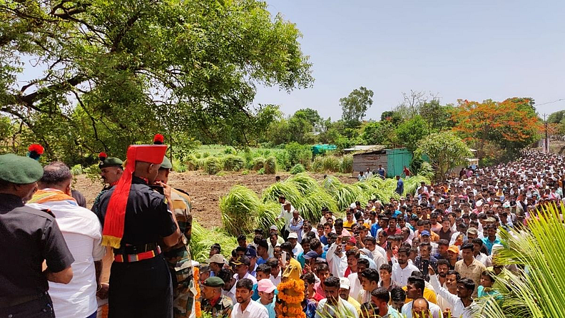 या अपघातात विजय शिंदे यांच्यासह आणखी सहा जवानांना वीरमरण आल्याचे समजताच विसापूरसह तालुक्यात शोककळा पसरली होती. सुभेदार शिंदे यांचे पार्थिव लडाखमधून पुण्यापर्यंत सैन्यदलाच्या विमानाने आणण्यात आले.