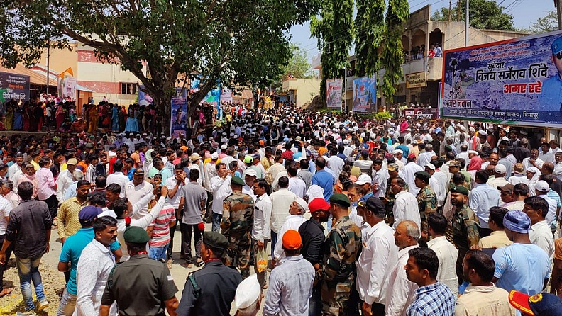 विसापूर (सातारा) : लडाख (Ladakh Accident) प्रदेशात कर्तव्य बजावताना वीरमरण आलेल्या सुभेदार विजय सर्जेराव शिंदे (Subedar Vijay Shinde) यांच्या पार्थिवावर आज विसापूर (ता. खटाव) इथं शासकीय इतमामात अंत्यसंस्कार करण्यात आले. या वेळी जिल्ह्यातील नागरिक व आजी-माजी सैनिक मोठ्या प्रमाणावर उपस्थित होते.