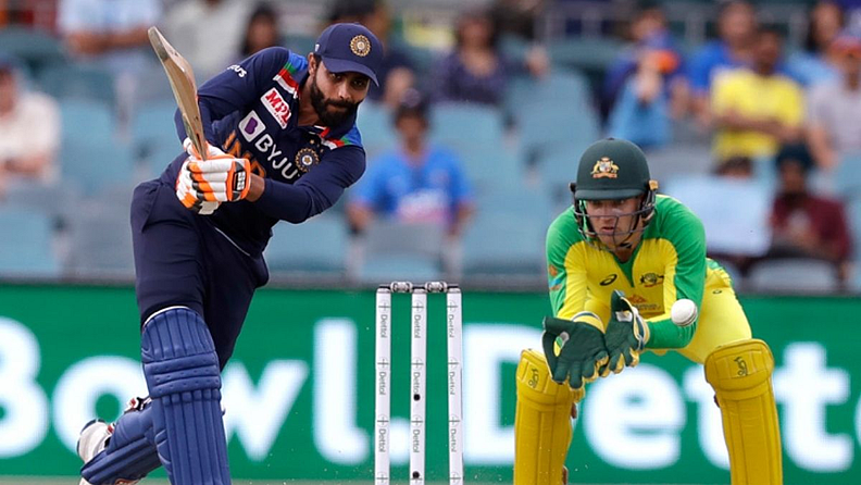 भारताचा स्टार अष्टपैलू खेळाडू रवींद्र जडेजानं (Ravindra Jadeja, Indian Cricketers) डिसेंबर 2017 मध्ये सौराष्ट्र क्रिकेट असोसिएशनच्या आंतरजिल्हा T20 स्पर्धेत सलग सहा चेंडूंमध्ये सहा षटकार ठोकले होते. नीलम वामजाच्या चेंडूवर त्यानं हे सहा षटकार ठोकले.