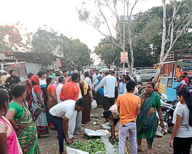 बाजारात सुरू असलेली बाचाबाची आणि शेतीमालाचे फेकाफेकी