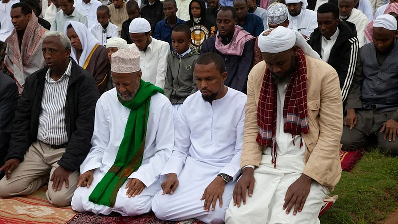 केनियातील (Kenya) नैरोबीमधील मशिदीत मुस्लिम बांधव नमाज अदा करत आहेत.