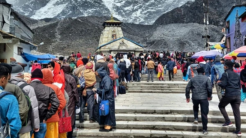 चमोली : उत्तराखंडमधील चारधाम यात्रेला (Uttarakhand Chardham Yatra) यंदा विक्रमी संख्येनं भाविक पोहोचत असताना, मागील वर्षांच्या तुलनेत यंदा यात्रेकरूंच्या मृत्यूत मोठी वाढ झालीय.